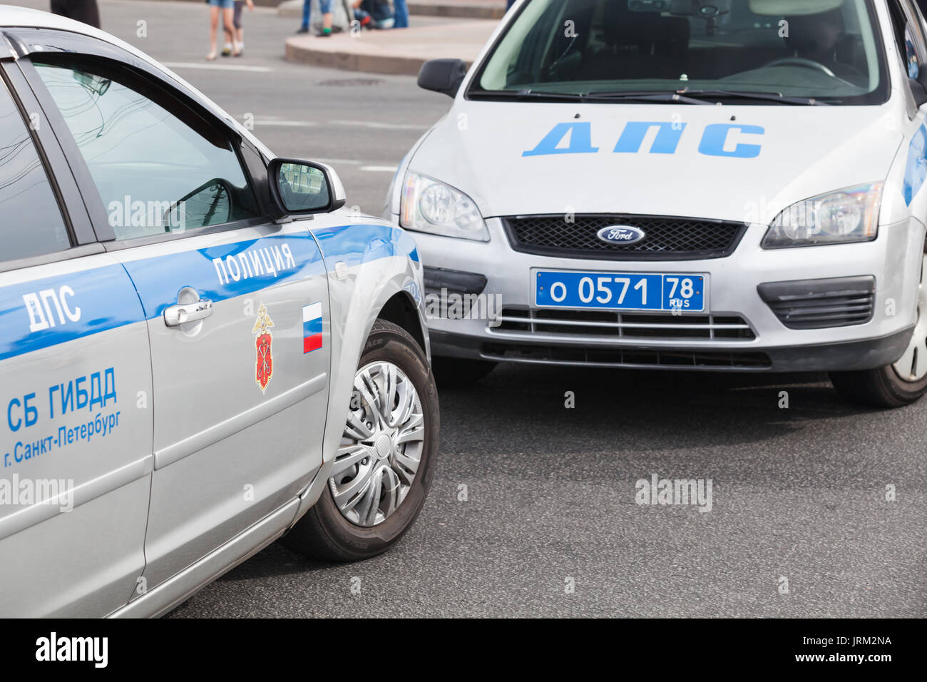 St. Petersburg, Russland - 28. Juli 2017: Russische Verkehrspolizei Autos stehen auf der städtischen Straße als Straßensperre Stockfoto