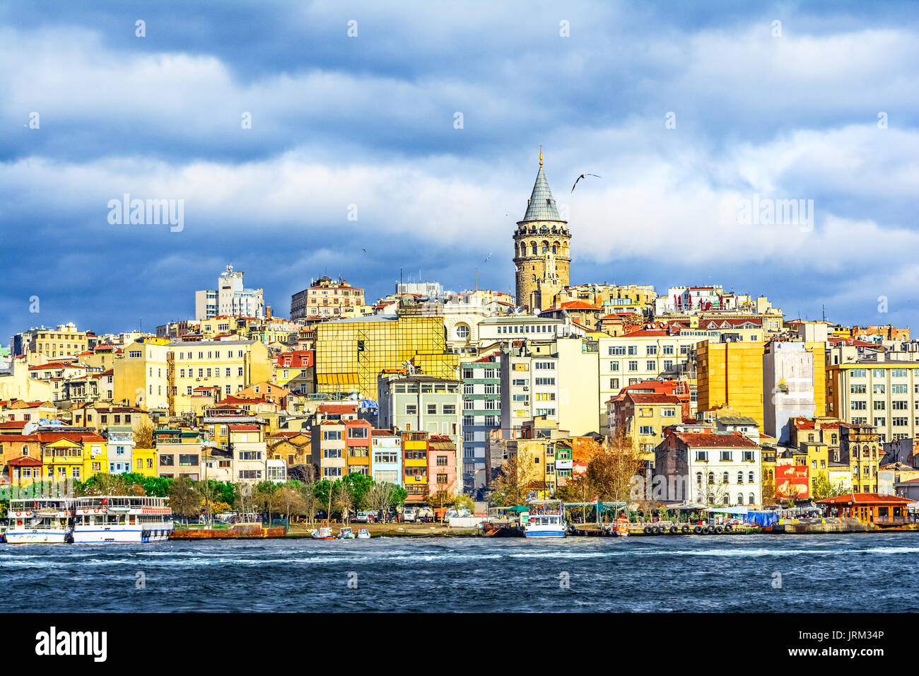 Galata Turm, von der anderen Seite des Flusses in Istanbul, constantinopol gesehen, Türkei Stockfoto