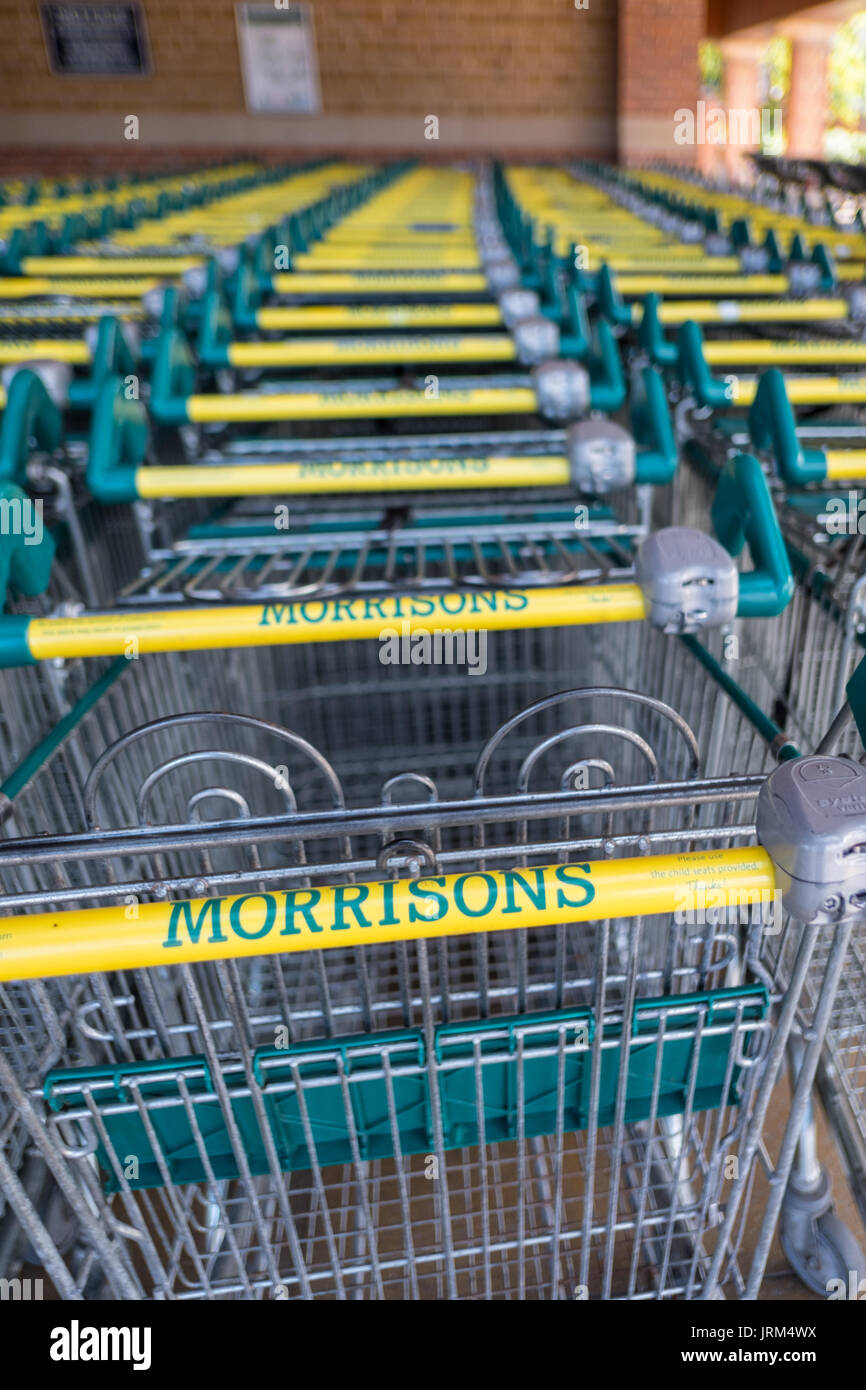 Mehrere Zeilen von Einkaufswagen in einem Supermarkt in Morrison Wincanton Somerset in einem Trolley Park. Stockfoto