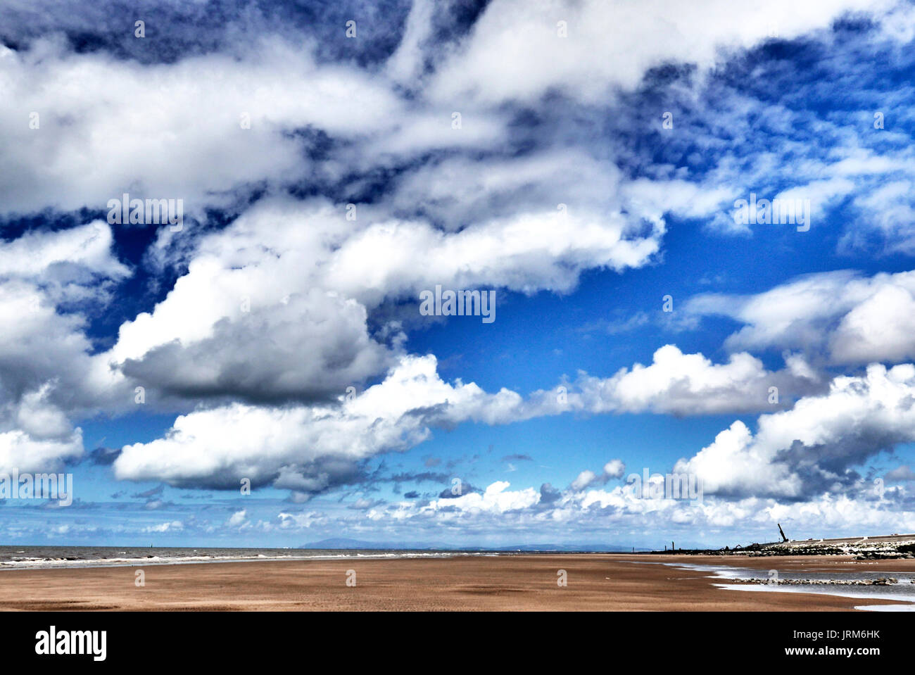 Cleveleys, Lancashire, Strand bei Ebbe Blick nach Norden auf die Kumbrischen Bergen des Lake District Stockfoto