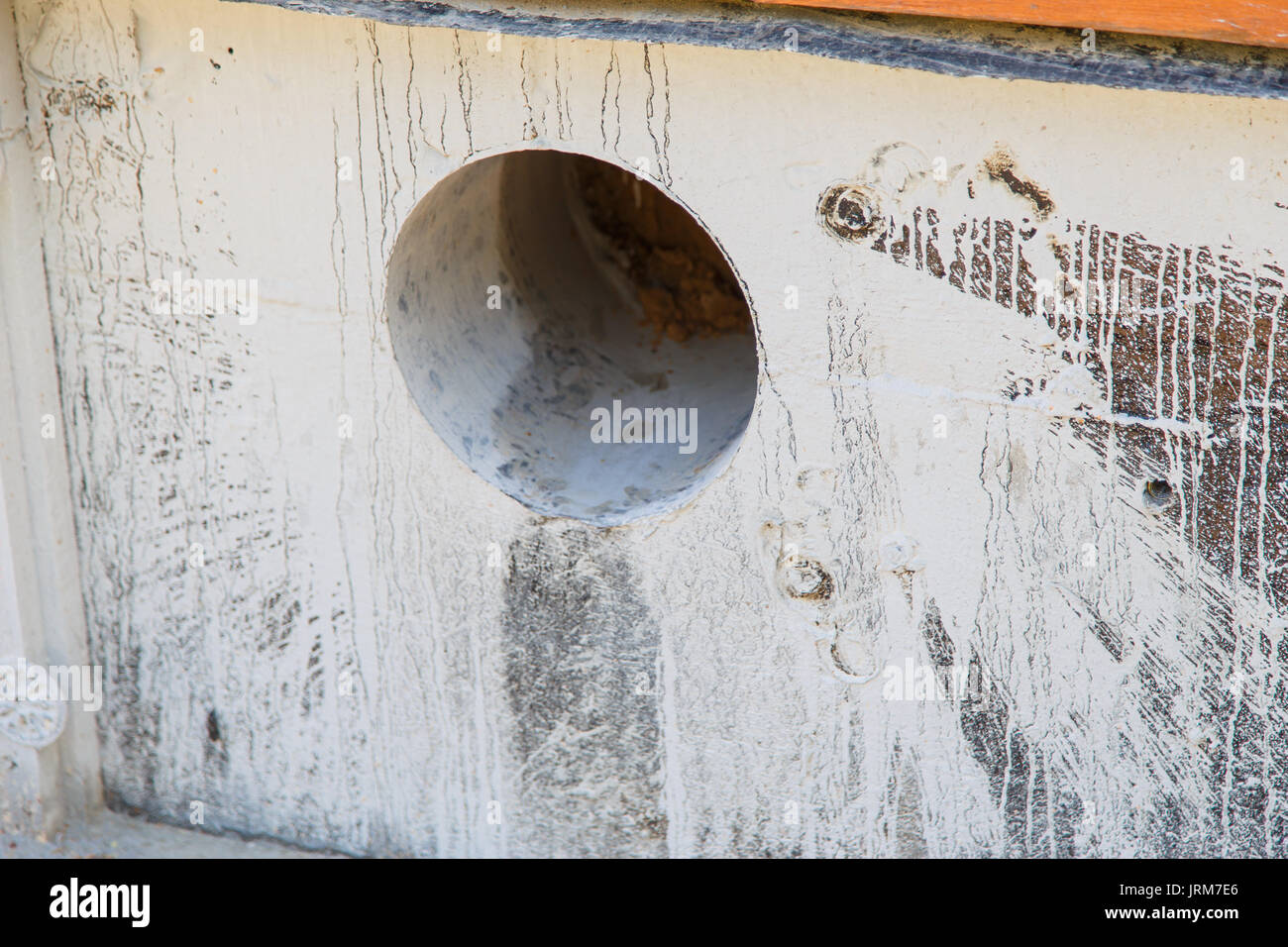 Loch mit einem Diamant Bohrer in das Betonfundament gebohrt. Stockfoto