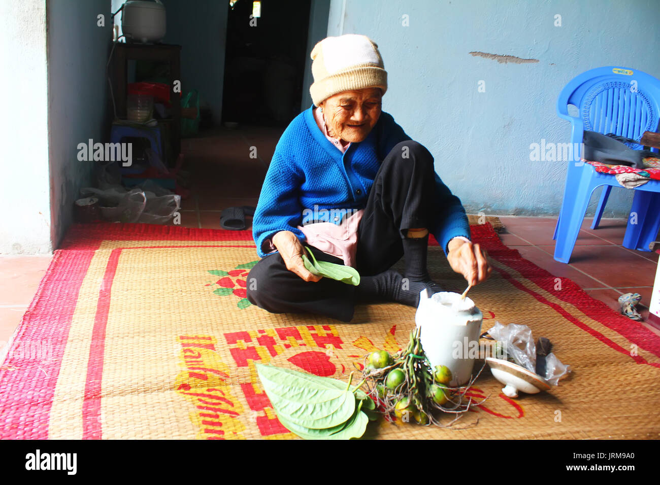 Haiduong, Vietnam, Dezember, 27, 2014: Frau, die betel mit betel und areca. Die Gebräuche der betel Kauen ist seit langem in Vietnam. Stockfoto