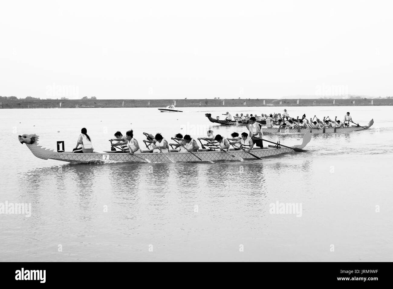 HAI DUONG, Vietnam, 12. Juni: Traditionelle Regatta in Luc Dau Fluss am 12. Juni 2013 in Hai Duong, Vietnam Stockfoto