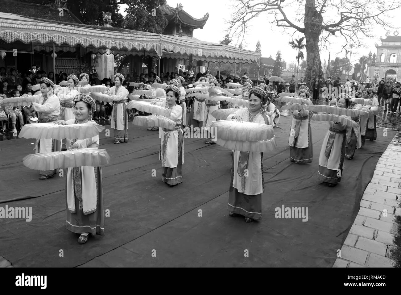 HAI DUONG, Vietnam, 29. März: Menschen in traditionellen Kostümen ordnen Sie Buchstaben im neuen Jahr für Glück an Mao Dien Tempel auf März 29, 2014 in Hai Duong, Stockfoto
