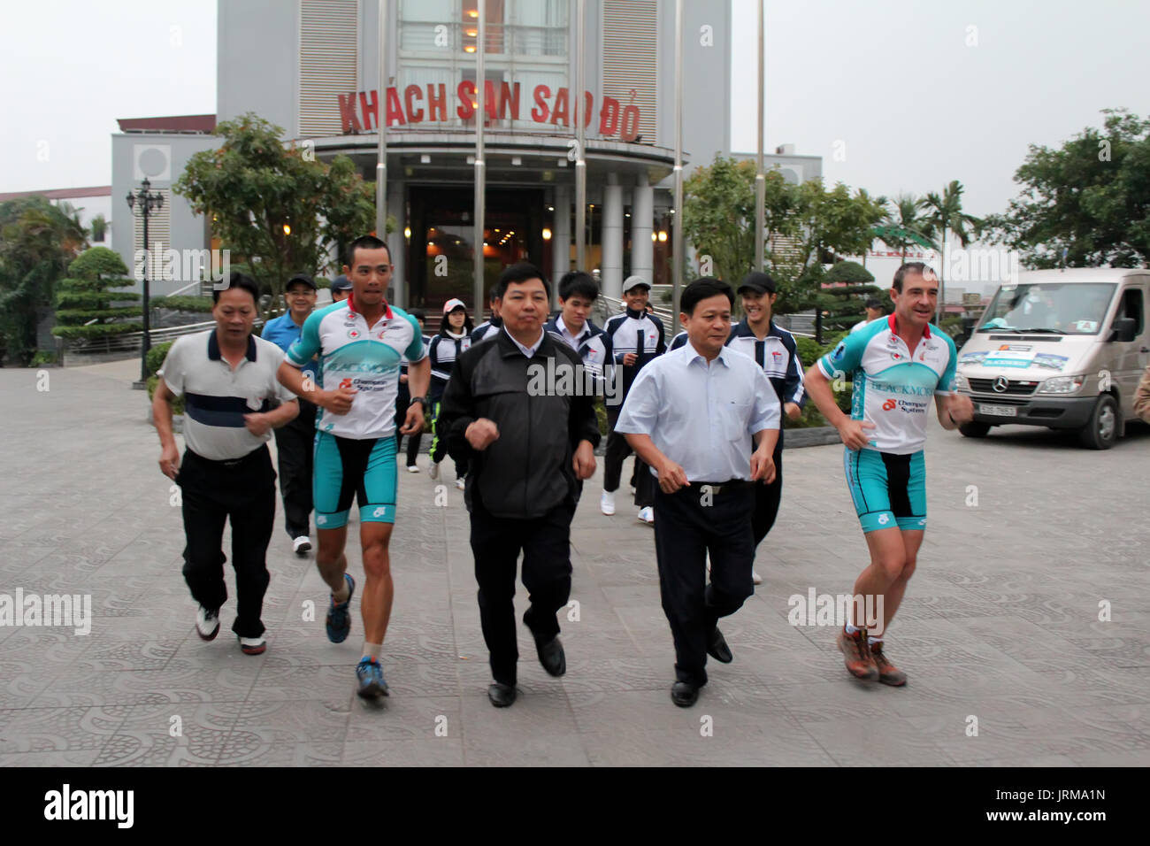 DUONG, VIETNAM, Dezember 13: Pat Bauer, eine australische Athlet, ausgeführt mit Fans am Dezember 13, 2012 in Hai Duong, Vietnam Stockfoto