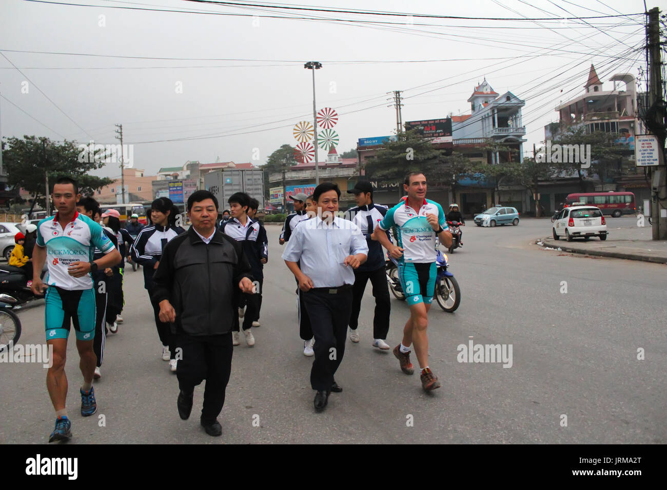 DUONG, VIETNAM, Dezember 13: Pat Bauer, eine australische Athlet, ausgeführt mit Fans am Dezember 13, 2012 in Hai Duong, Vietnam Stockfoto