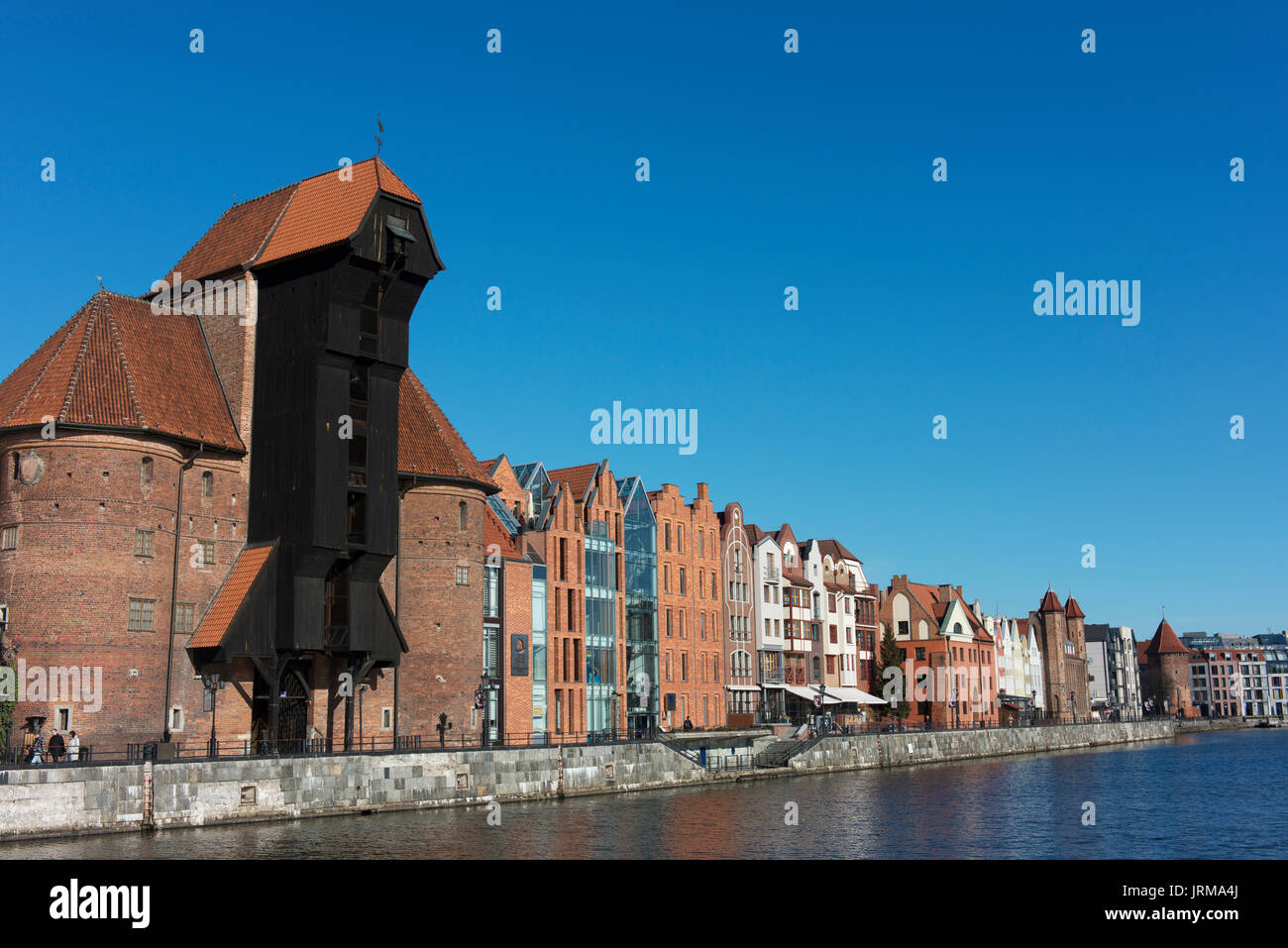 Historische Gebäude und Danziger Krantor an der Mottlau Canal in der Altstadt. Stockfoto