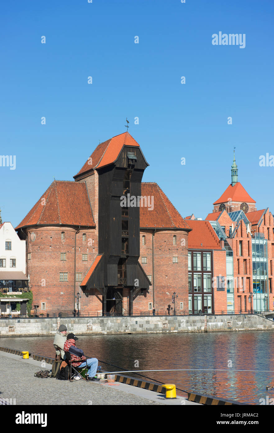Fischer versuchen ihr Glück auf dem Kanal in der Danziger Altstadt mit der Danziger mittelalterliche Krantor im Hintergrund. Stockfoto Fischer versuchen ihr Glück auf dem Kanal in der Danziger Altstadt mit der Danziger mittelalterliche Krantor im Hintergrund. Stockfoto