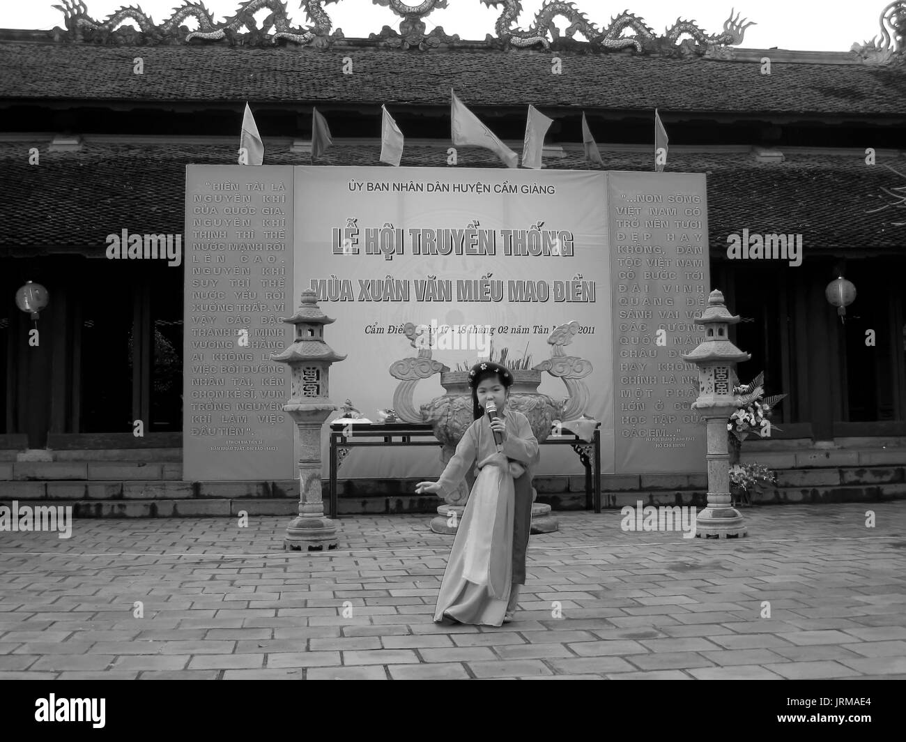 HAI DUONG, VIETNAM, März, 4: kleine Mädchen in Tracht ein Volkslied an Mao Dien tempelfest am März 4, 2013 in Hai Duong, Vietnam singen. Stockfoto