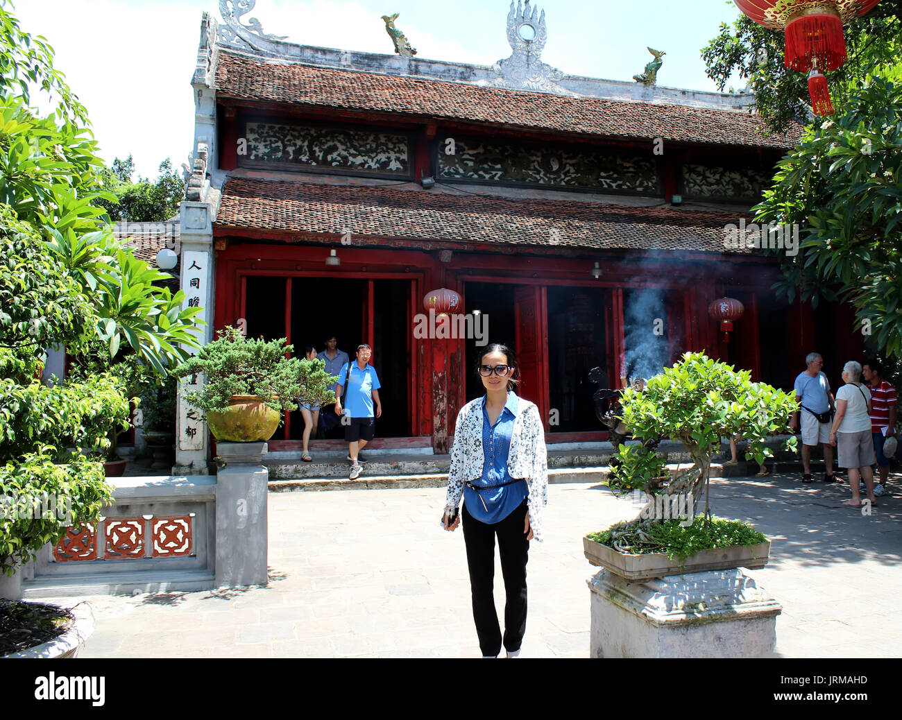 HA NOI, VIETNAM, September 18: touristischen Besuch Ngoc Son Tempel und die huc Bridge am 18. September 2013 in Ha Noi, Vietnam Stockfoto