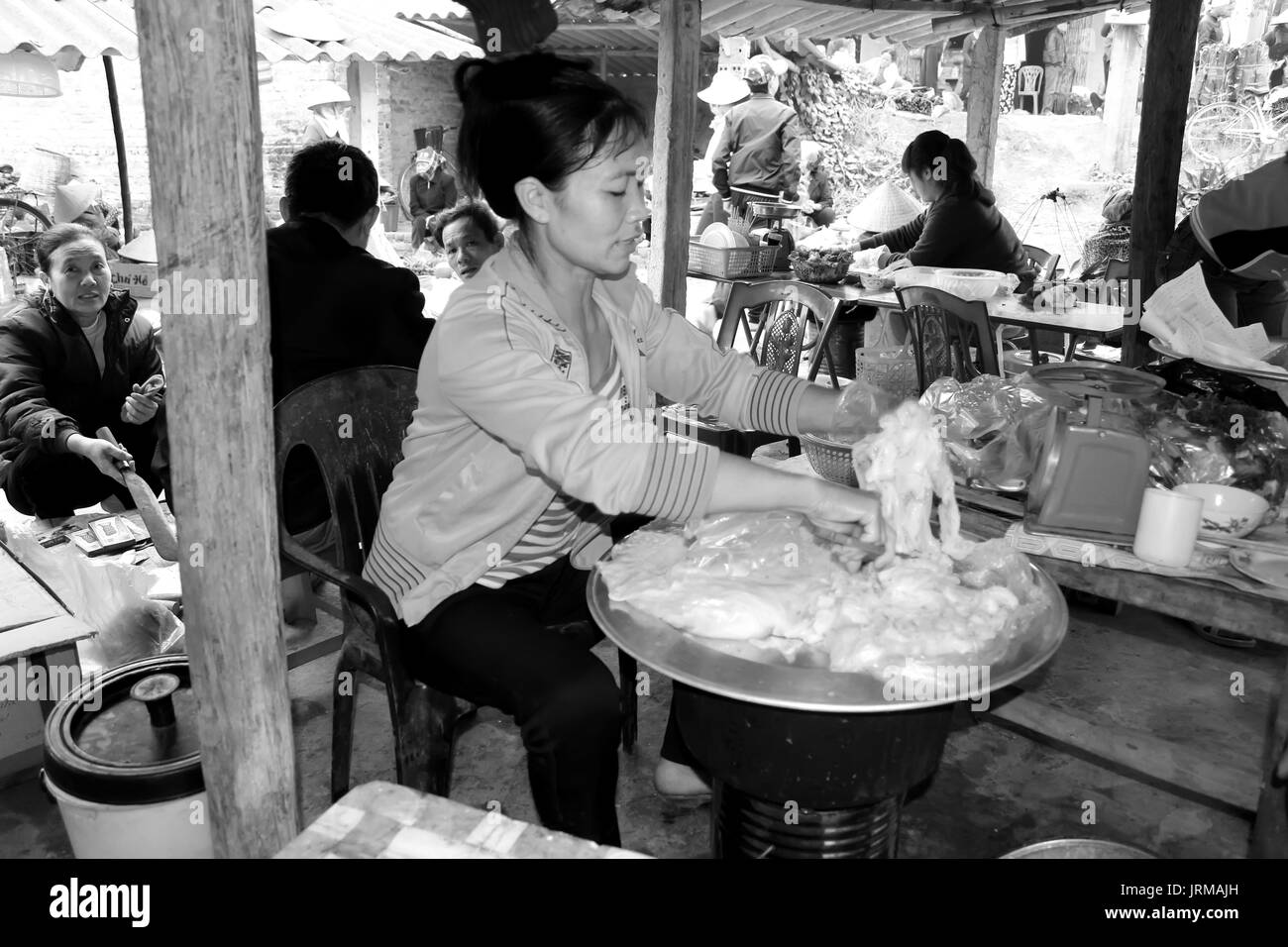 HAI DUONG, VIETNAM, APRIL, 10.: asiatische Frau verkaufen Reis Kuchen im Markt am April 10 in Hai Duong, Vietnam. Stockfoto