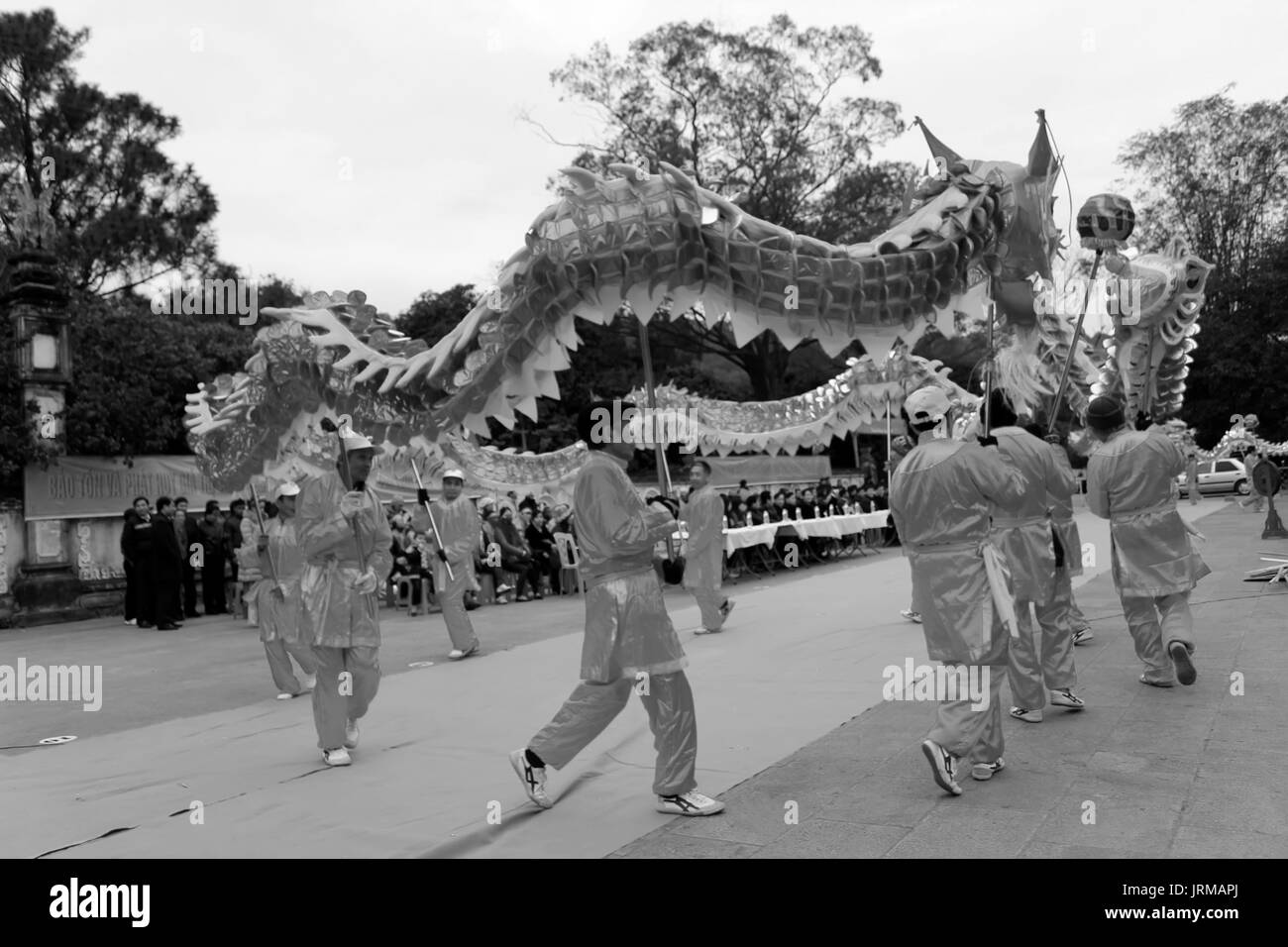 HAI DUONG, VIETNAM, Februar 14.: Eine Gruppe von asiatischen Menschen dance Dragon in der Folk Festivals am 14. Februar 2014 in Con Son Pagode, Hai Duong, Vietnam. Stockfoto