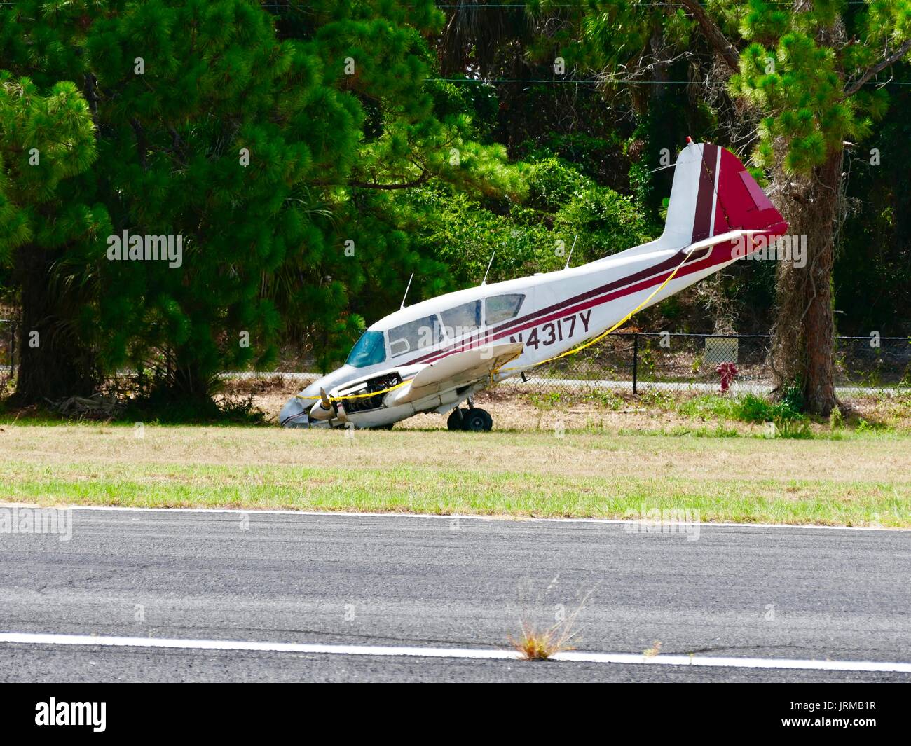 Piper PA 23 160 Apache beschädigt Flugzeuge, Runway overrun am 16. Juni 2017, keine Verletzungen, zweimotorige kleines Flugzeug, die Nase nach unten. Cedar Key, Florida, USA. Stockfoto