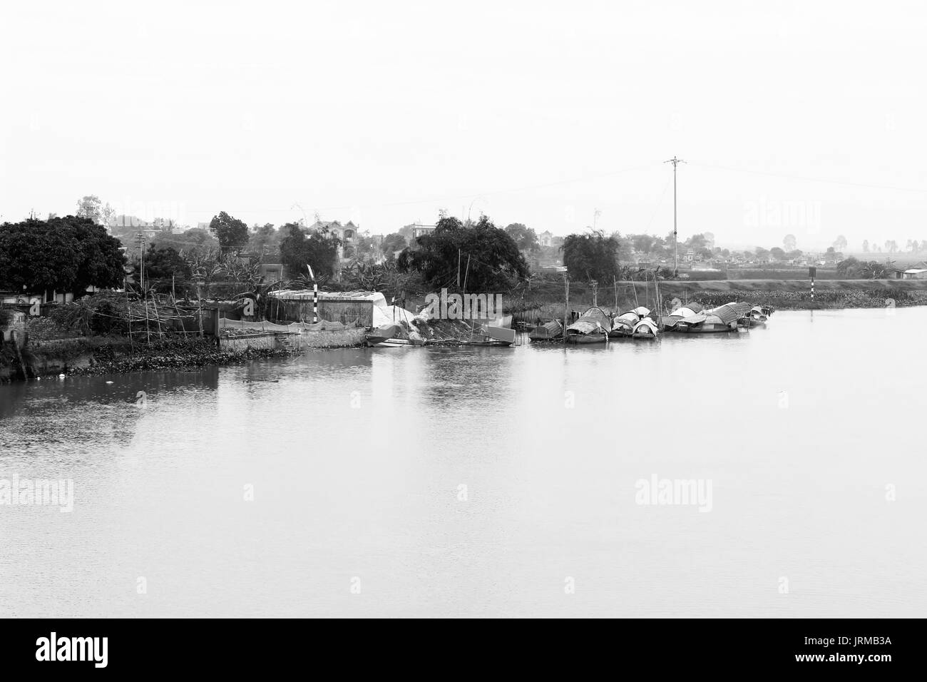 Fischerdorf am Fluss Stockfoto