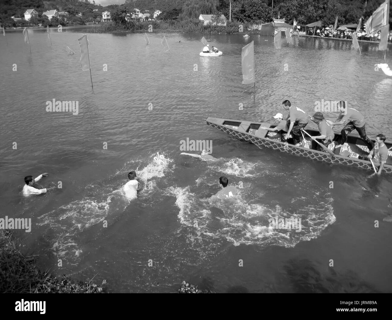 HAI DUONG, VIETNAM, 2. März: Die männer Prüfung fang Enten im See am 2. März 2013 in Kiep Bac-Con Son Festival, Chi Linh Hai Duong, Vietnam. Ki Stockfoto