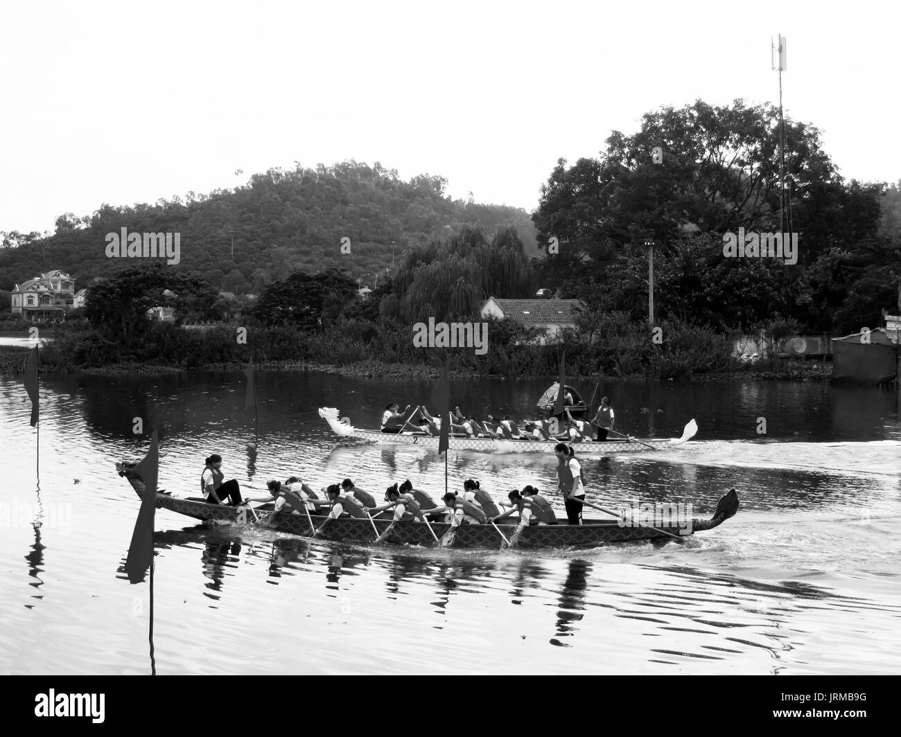 HAI DUONG, VIETNAM, 2. März: Menschen rennen die traditionelle Boot auf See am 2. März 2013 in Kiep Bac-Con Son Festival, Chi Linh Hai Duong, Vietnam. K Stockfoto