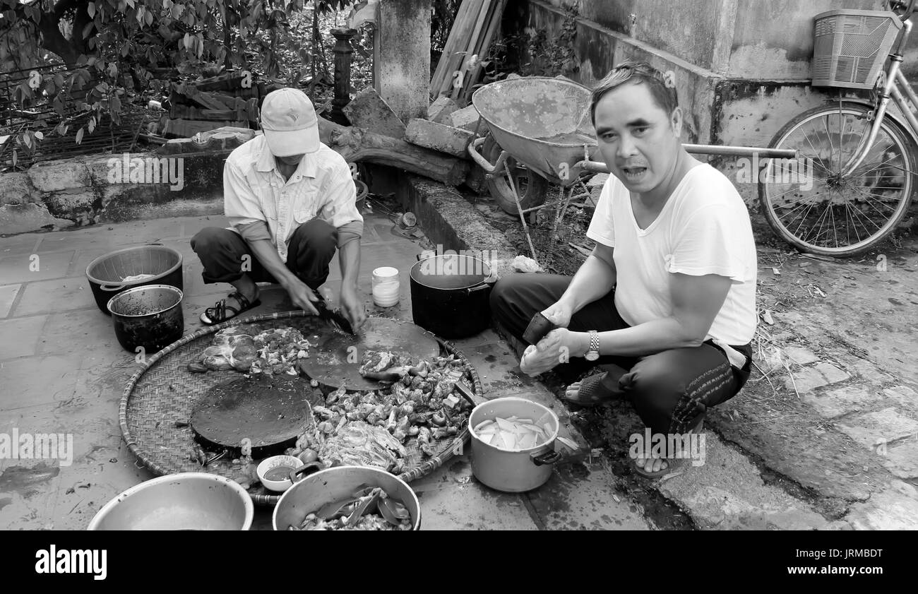 HAI DUONG, VIETNAM, November 20: Asiatische Männer schlachten hund am 20. November 2013 in Hai Duong, Vietnam zu kochen. Stockfoto