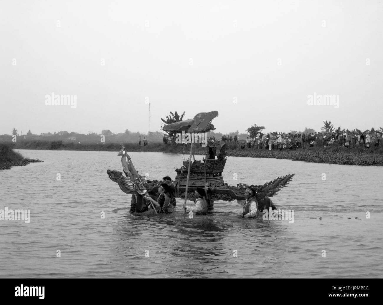 HAI DUONG, VIETNAM, Dezember, 9: Auf die Gruppe von Menschen, die in der traditionellen Tracht Sänfte Prozession der Heiligen Waten in den Fluss am Kien Lao Tempelfest Stockfoto