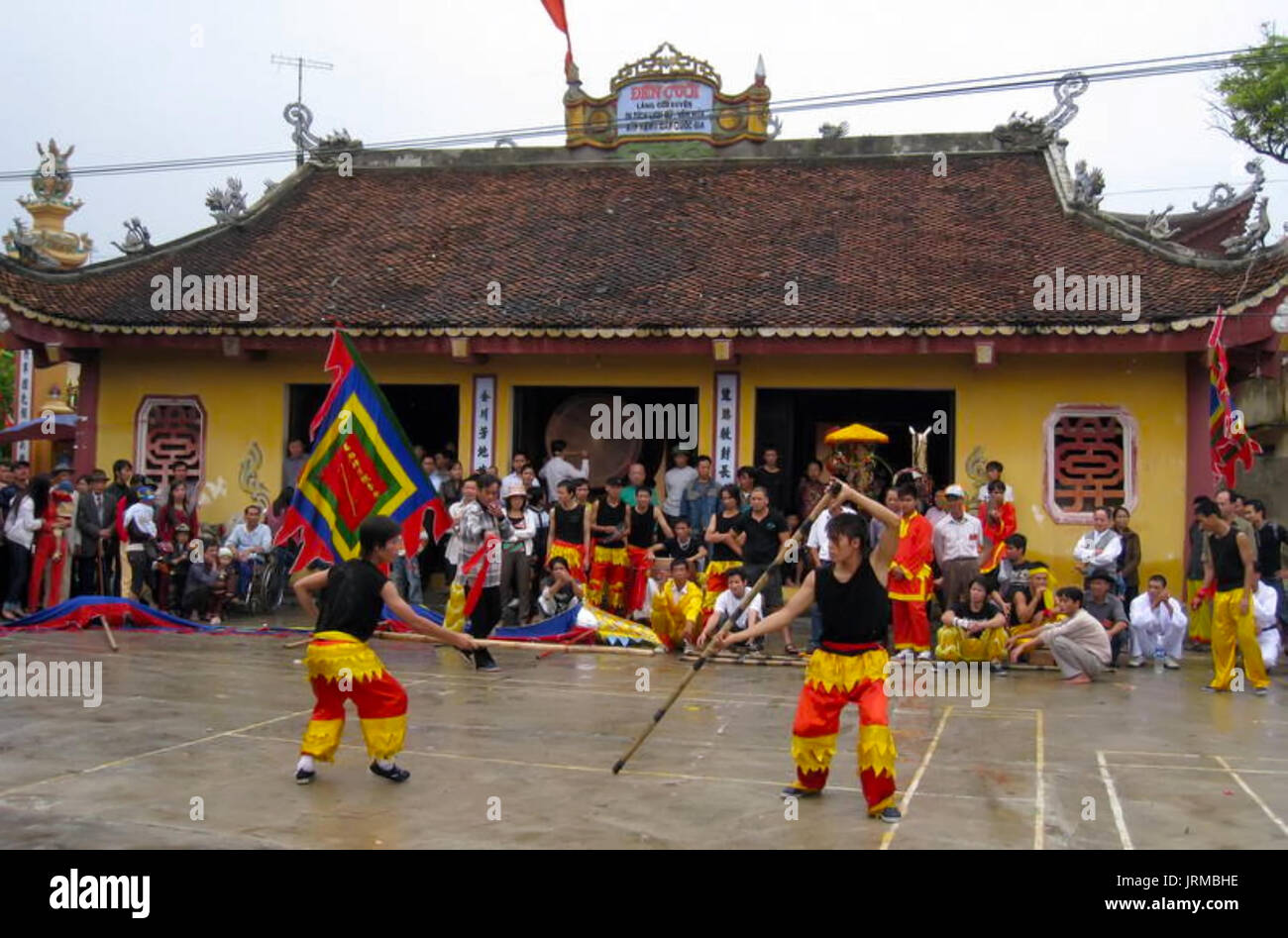 HAI DUONG, VIETNAM, September 18: Kampfkünste Praktiker Leistung traditionellen Kampfkünste auf September 18, 2013 in Hoi An Xuyen, Hai Duong, Vie Stockfoto