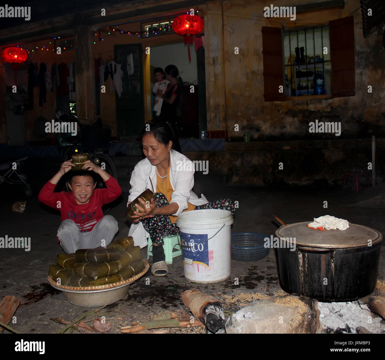 HAI DUONG, VIETNAM, Februar 07.: Eine ländliche Familie Die traditionelle Reis Kuchen am Neujahrstag, am Februar 07, 2013 in Hai Duong, Vietnam. Jede neue Stockfoto