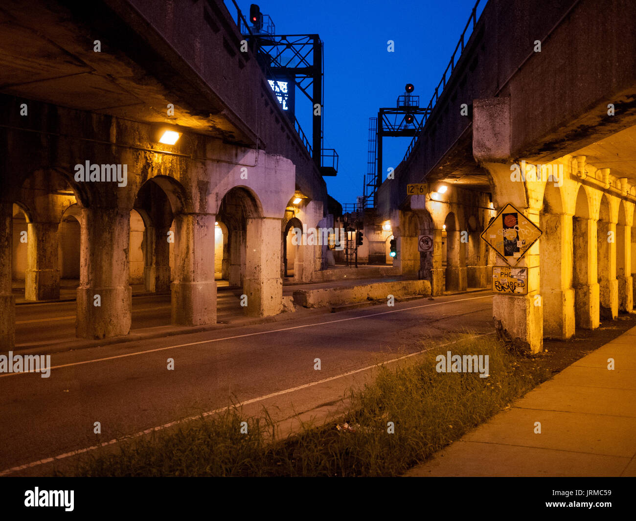 Alten Viadukte in der Nacht auf N. Ashland Avenue in Chicago, Illinois. Stockfoto