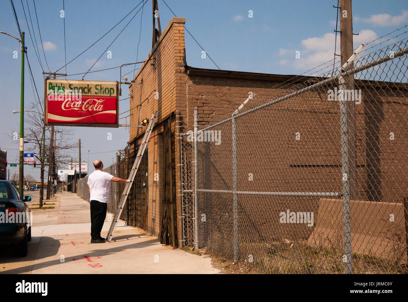 Mann mit Leiter außerhalb der alten Schule Restaurant in Chicago's South Side: Pete's Snack Shop. Stockfoto