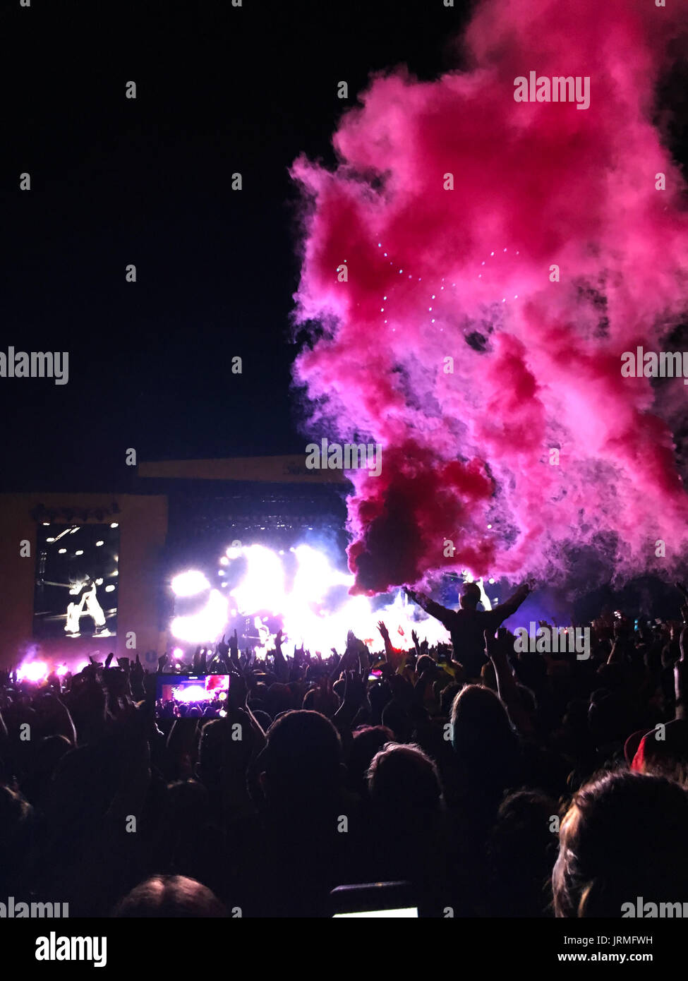 Junge Menschen tanzen und Spaß im Sommer Festival Party im Freien - Masse mit den Händen bis feiern Konzert Rauch flare Stockfoto