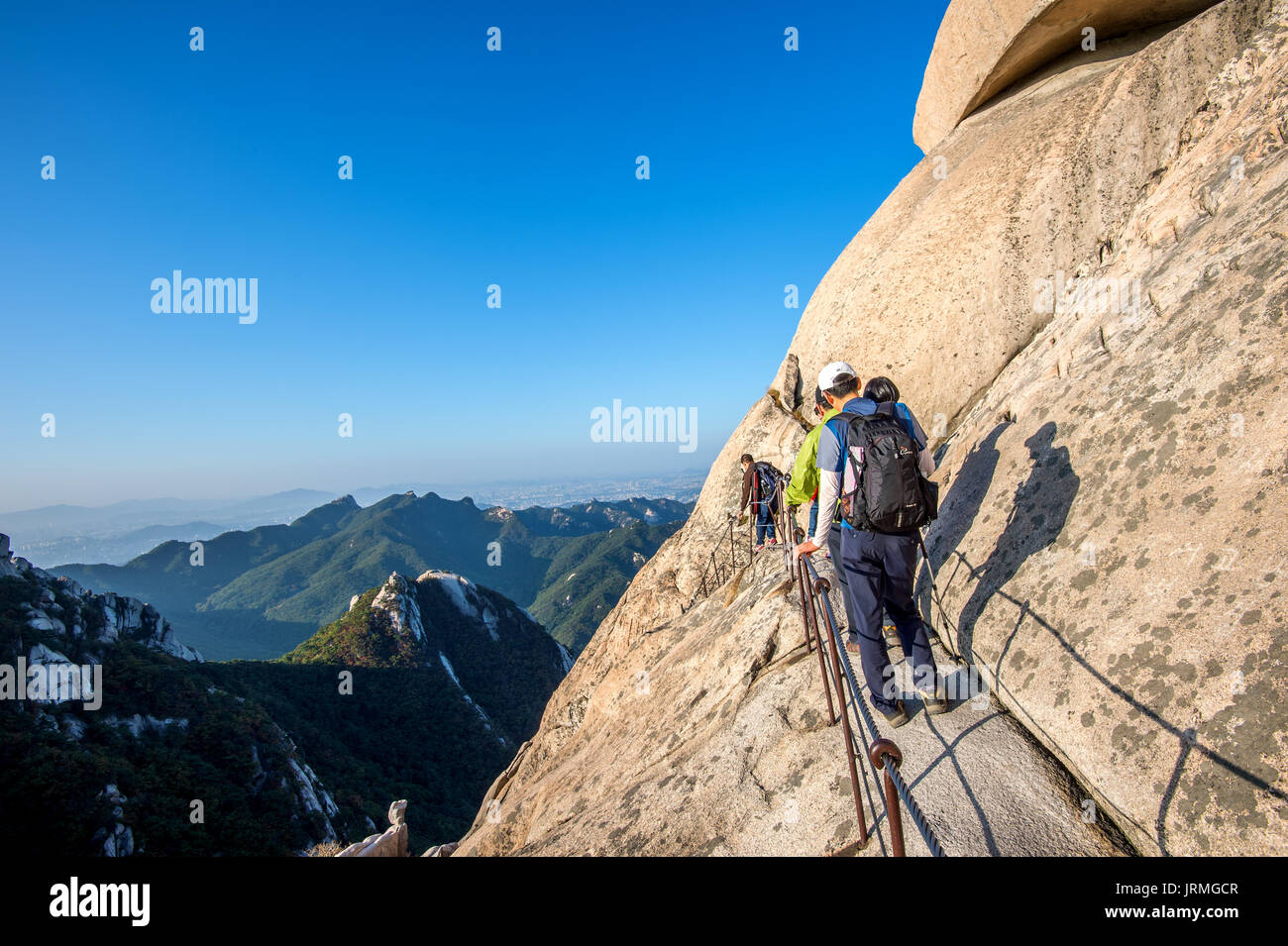 SEOUL, Südkorea - 27.SEPTEMBER: Bergsteiger und Touristen am Berg Bukhansan. Foto aufgenommen am 27.September 2015 in Seoul, Südkorea. Stockfoto