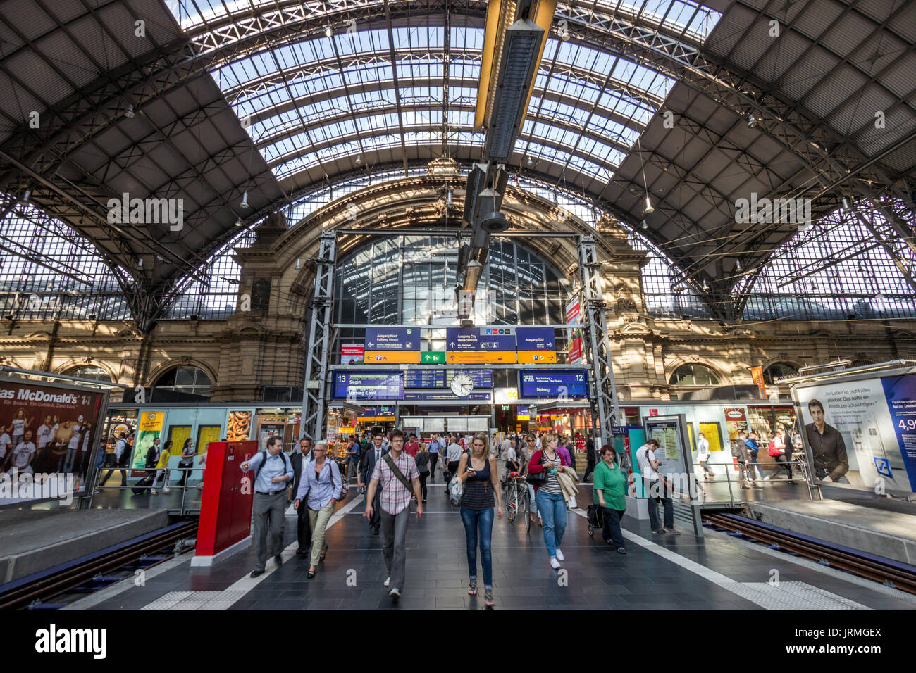 FRANKFURT, Deutschland - May 11, 2013: In der Frankfurter Hauptbahnhof. Mit über 350.000 Fahrgäste pro Tag es ist der verkehrsreichste Bahnhof Stockfoto