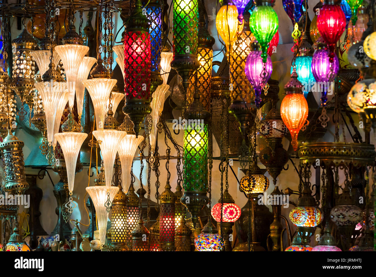 Traditionelle asiatische Laternen aus farbigem Glas auf dem Markt Stockfoto