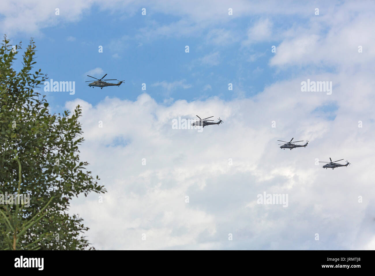 Kubinka, Russland, 05. August 2017 - Vier russische Kampfhubschrauber Mi-24 fliegen in den Himmel. Stockfoto