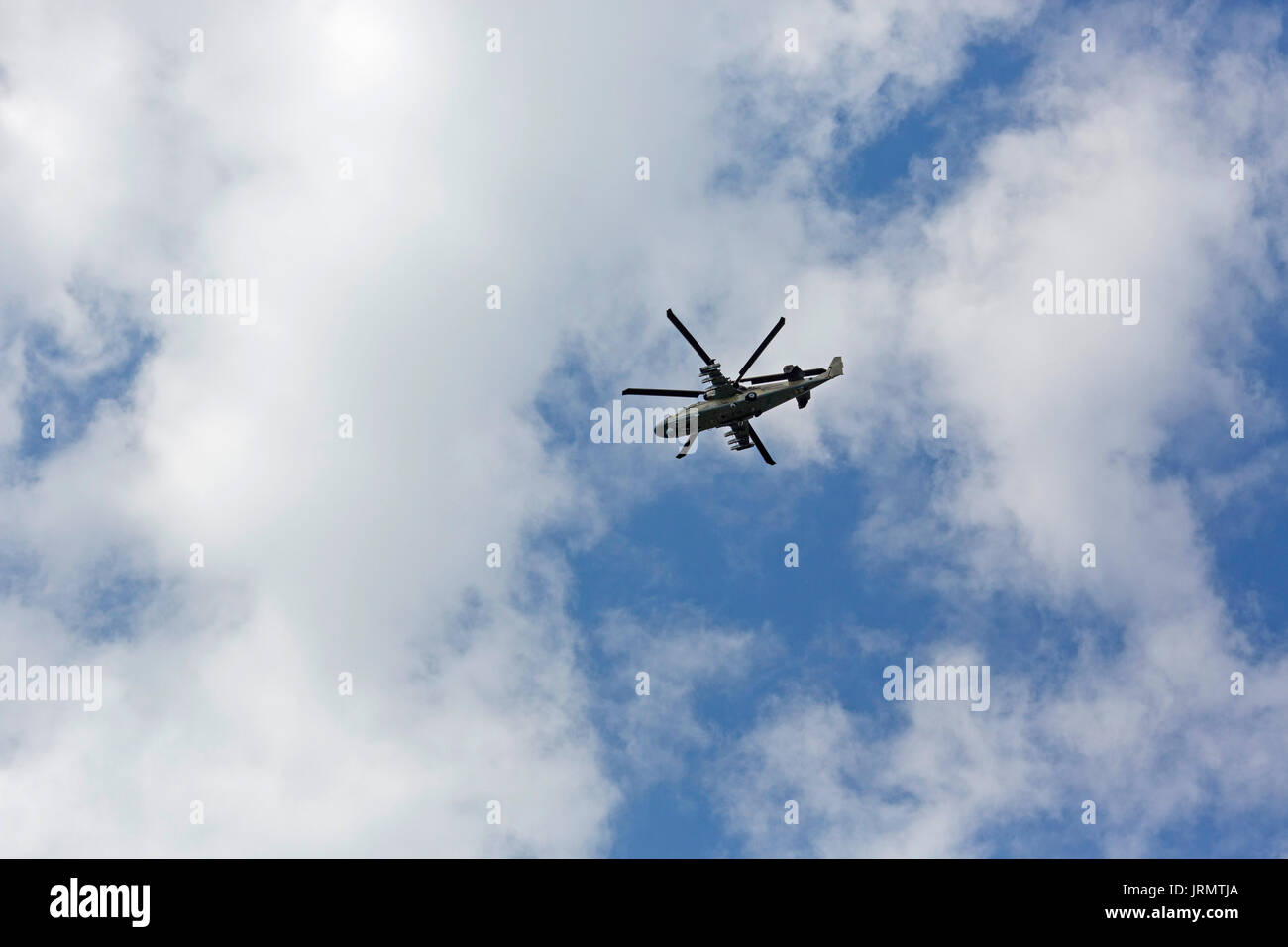 Kubinka, Russland, 05. August 2017 - Russische Kampfhubschrauber Ka-52 fliegen in den Himmel. Stockfoto