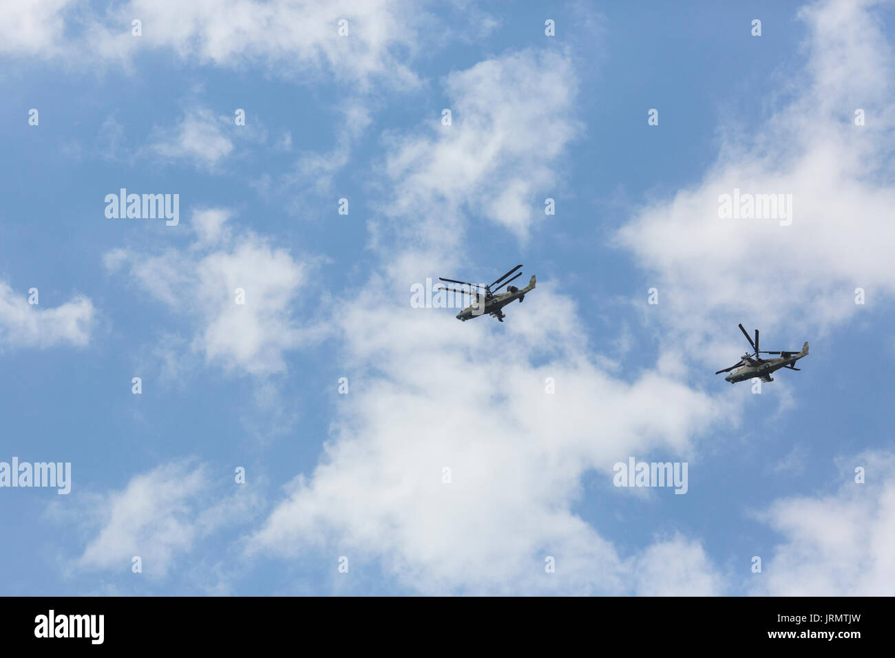 Kubinka, Russland, 05. August 2017 - Zwei russischen Kampfhubschrauber Ka-52 fliegen in den Himmel. Stockfoto