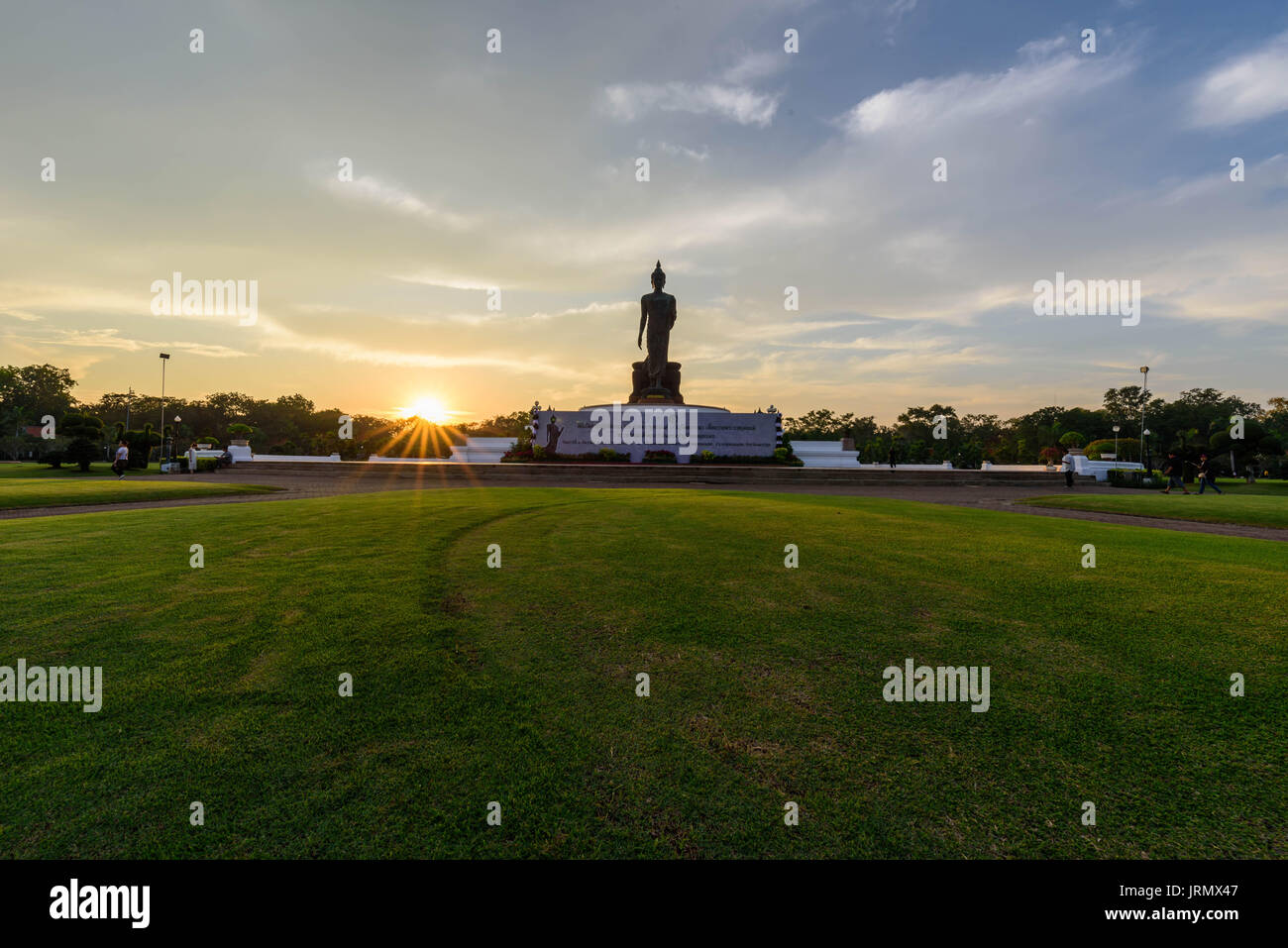 Phutthamonthon, NakhonPathom, Thailand - Juni 19, 2016: Big Buddha Statue im Park im Sonnenuntergang Stockfoto