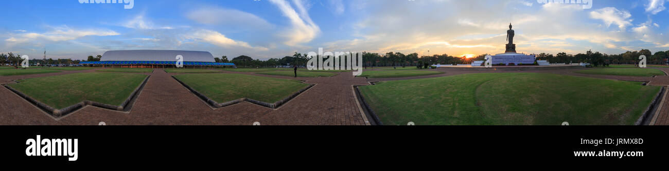 Phutthamonthon, NakhonPathom, Thailand - Juni 19, 2016: Big Buddha Statue im Park im Sonnenuntergang Stockfoto