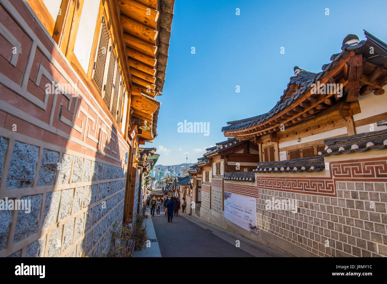 SEOUL, KOREA - MÄRZ 23: Touristen Fotos machen und die schöne Landschaft rund um das Dorf Bukchon Hanok, traditionelle koreanische Architektur, Foto Stockfoto