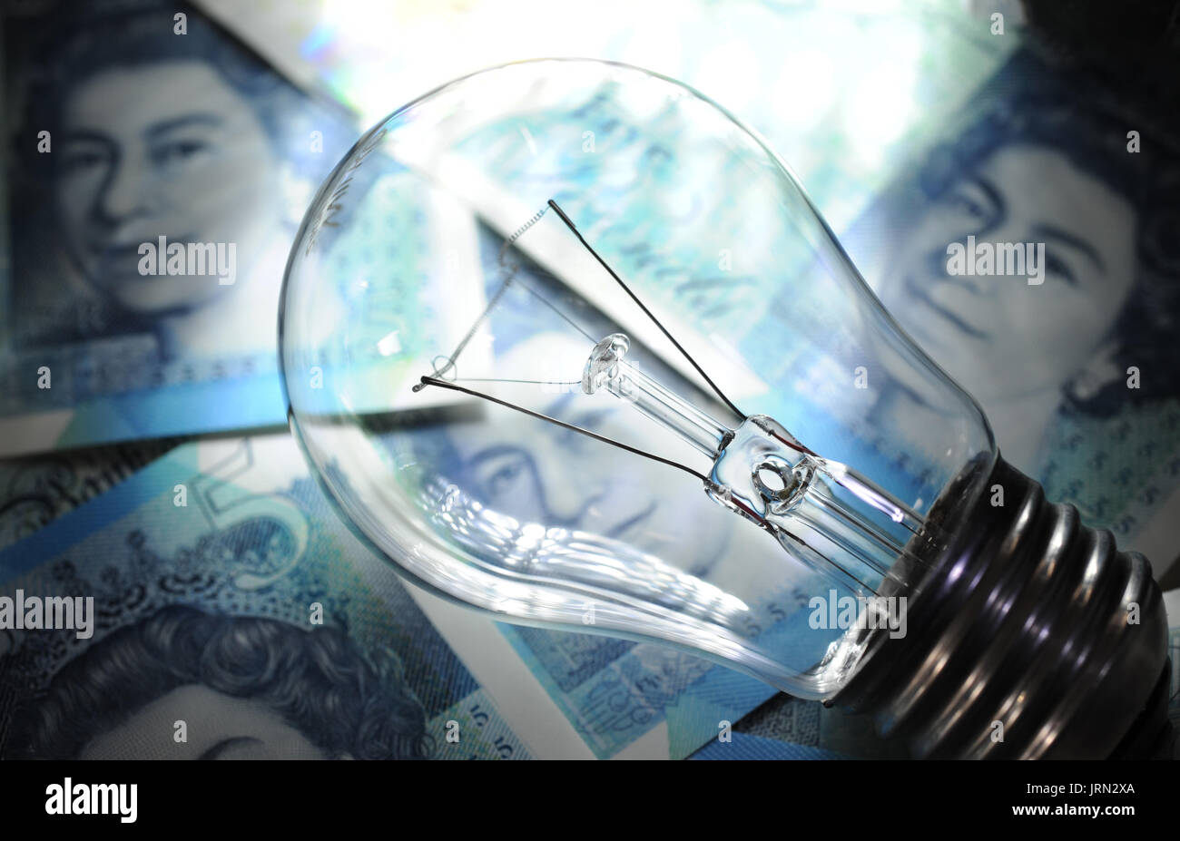 Glühbirne mit BRITISCHEN GELD ENERGIE PREISE STROMVERSORGER STEIGENDE BRENNSTOFFKOSTEN HAUSHALTSBUDGETS UK Stockfoto