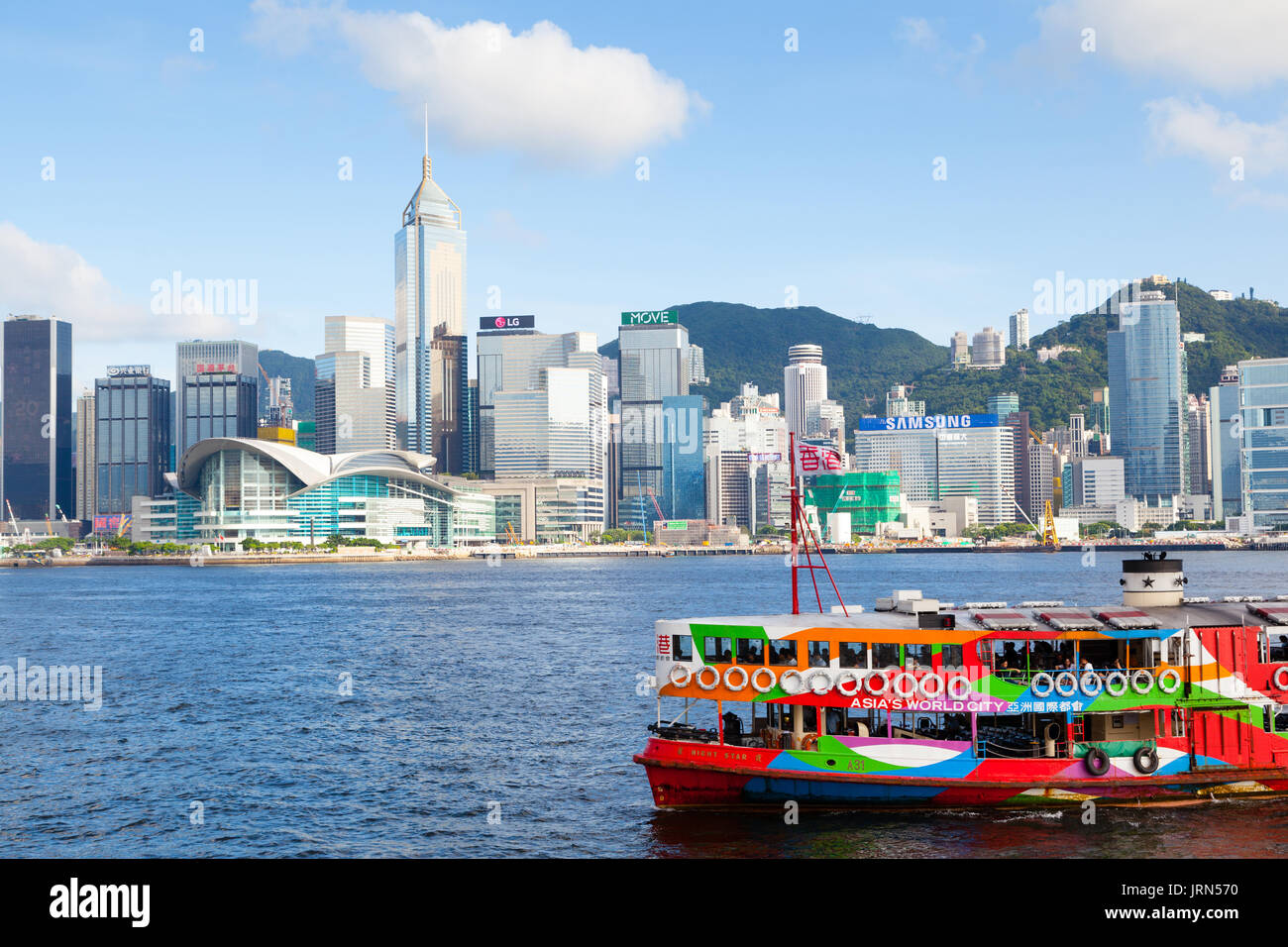 Hongkong - 10 JULI 2017: Eine bunte Star Ferry Ansätze zum Fährterminal in Tsim Sha Tsui, Hong Kong. Der Stadt iconic Star Ferry trägt passe Stockfoto