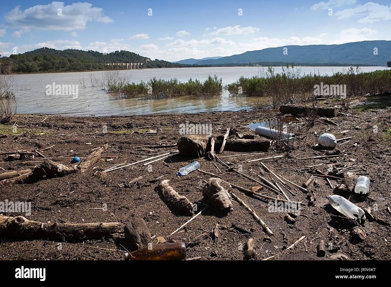 Schmutz am Ufer des Stausees von Puente Nuevo, in der Nähe von Cordoba, Andalusien, Spanien kumulierten Stockfoto