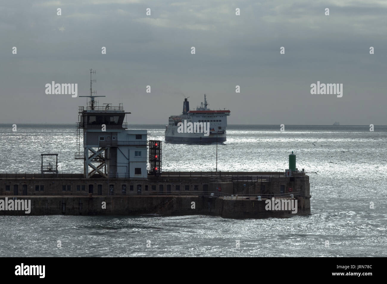 P&O Fähre in Dover HAFEN DURCH EIN HELLES WETTER - CONTROL TOWER EINGANG - DOVER ENGLAND © Frédéric BEAUMONT Stockfoto