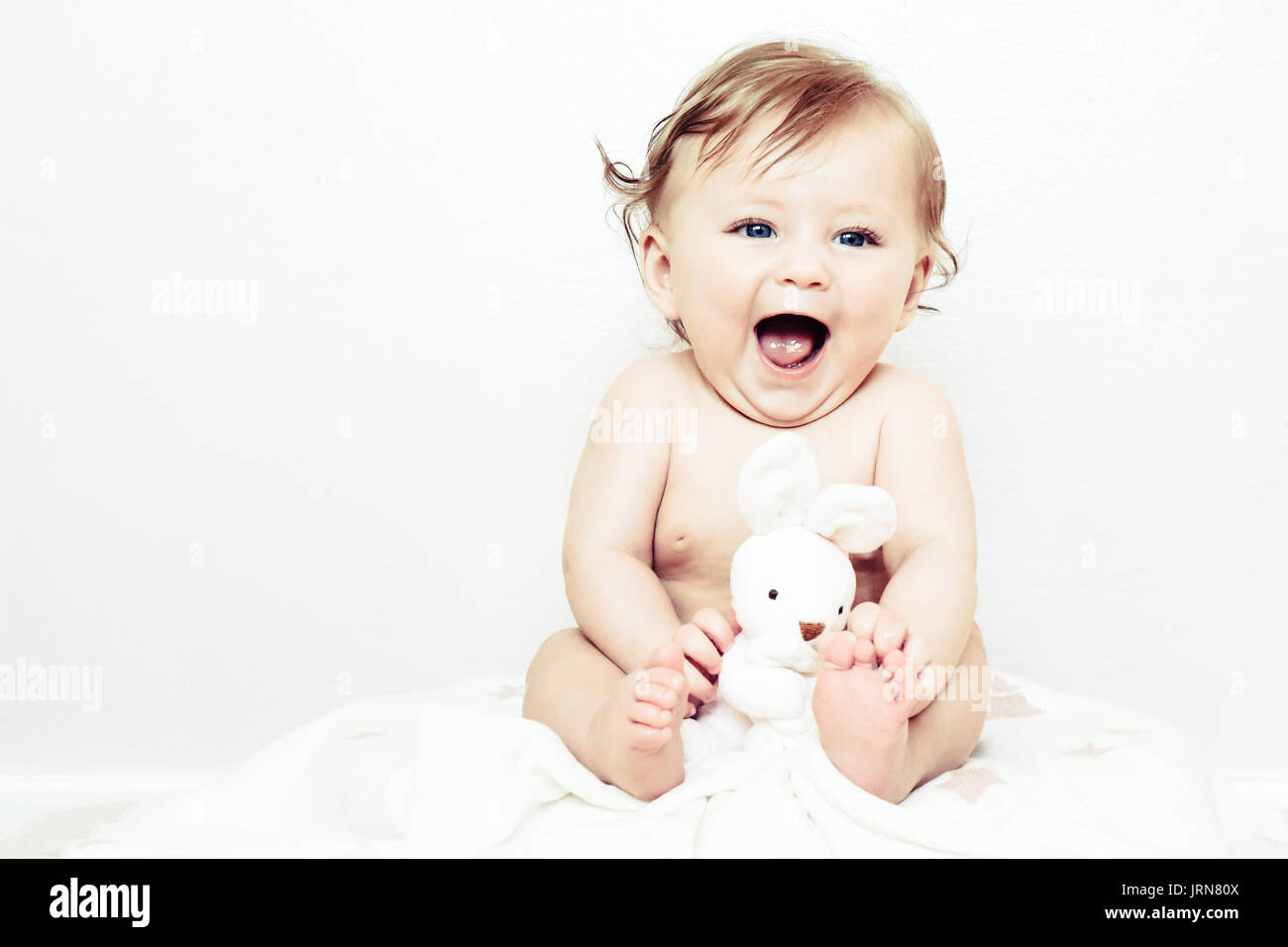 Ein glückliches Baby Mädchen Spaß am Lachen und Lächeln Stockfoto