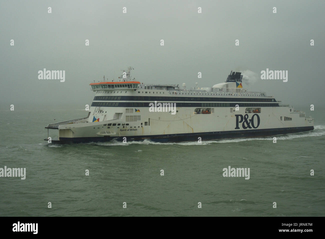 P&O FÄHRE GEIST DER VON GROSSBRITANNIEN VERLASSEN Calais Hafen ein grauer Tag © Frédéric BEAUMONT Stockfoto