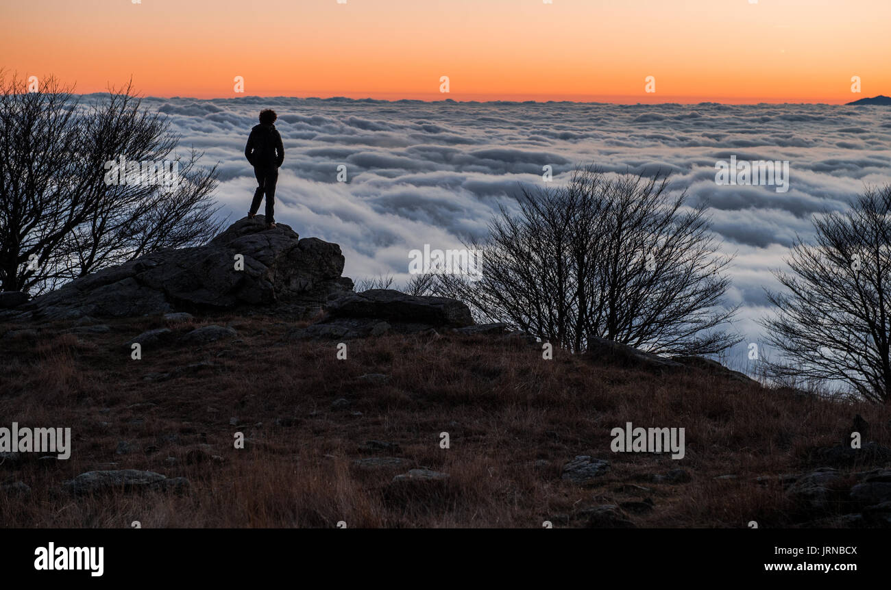 Die beigua Berg mit seinen 1200 Meter hohen ist wirklich ein magischer Ort, wo manchmal im Winter gibt es unglaubliche Situationen, in denen man glaubt, auf dem Meer zu sein Stockfoto