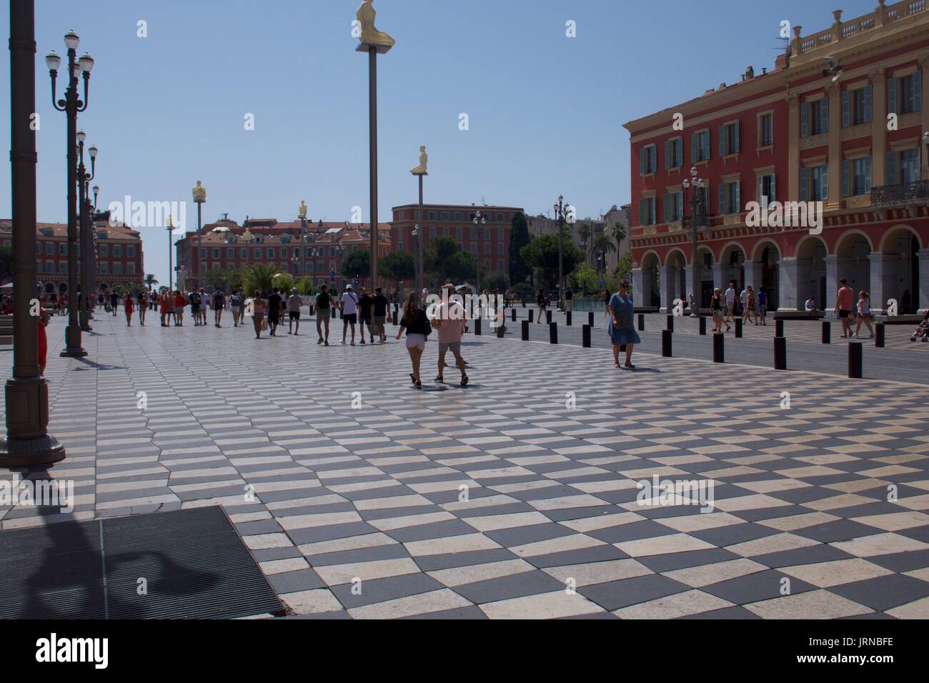 Touristen, die auf dem Massena Platz, Nizza, Frankreich spazieren Stockfoto