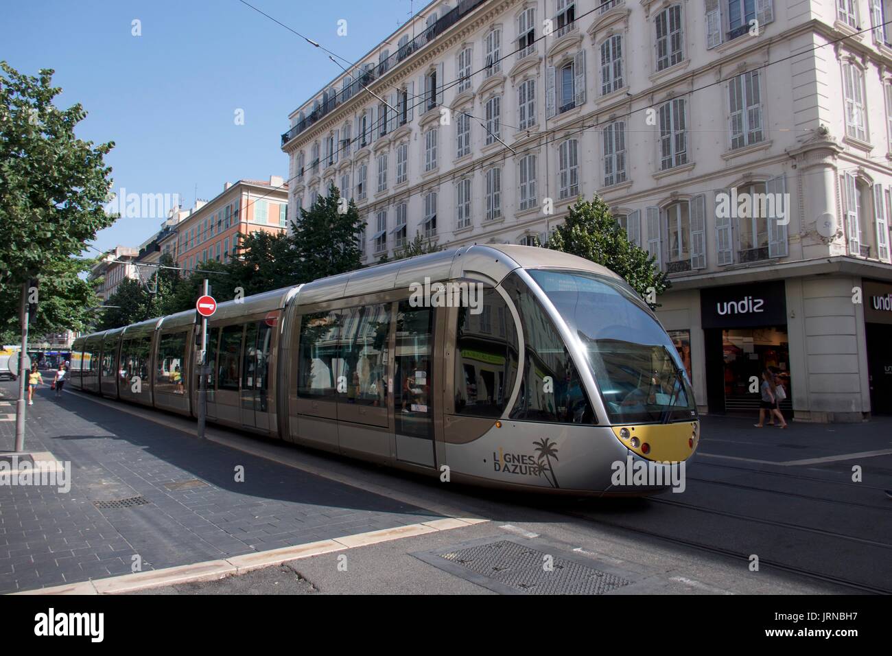 Straßenbahn unterwegs durch Rue Gubernatis, Nizza, Frankreich Stockfoto