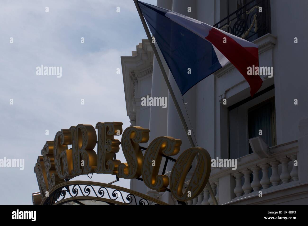 Französische Flagge über dem Eingang des Negresco Hotel, Nizza, Frankreich Stockfoto