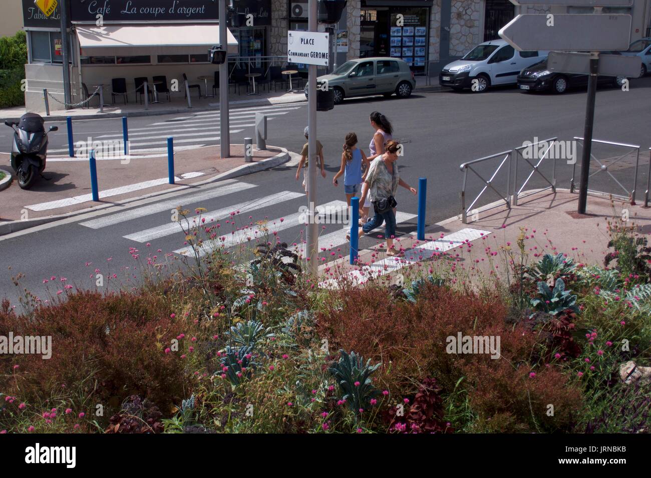 Touristen, die auf der Fußgängerüberfahrt in Nizza, Frankreich, spazieren Stockfoto
