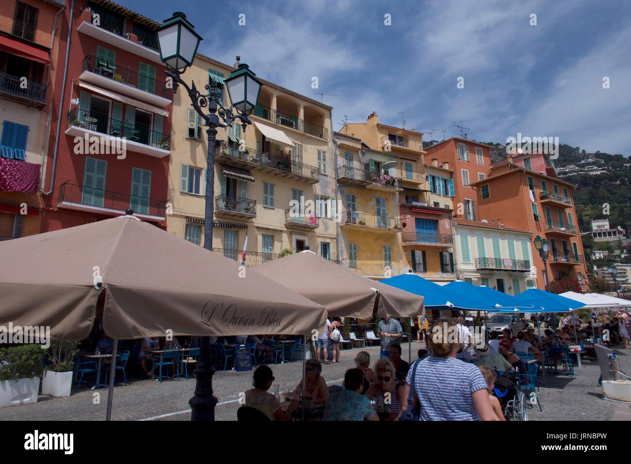 Touristen in Restaurants am Wasser, Beaulieu-sur-Mer, Frankreich Stockfoto