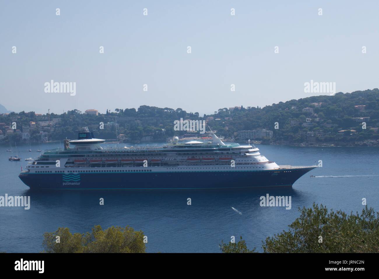 Kreuzfahrtschiff Ankunft an der Küste von Nizza, Frankreich Stockfoto
