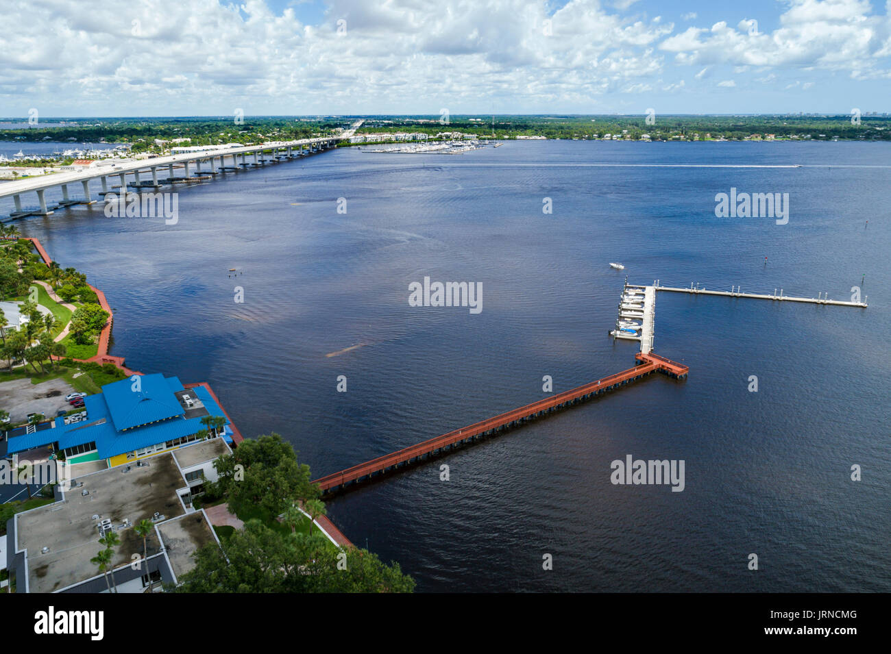 Stuart Florida, Saint St Lucie River, Boardwalk Run, Pier, Roosevelt Bridge, Highway Highway Route US 1, Luftaufnahme von oben, FL170728d71 Stockfoto